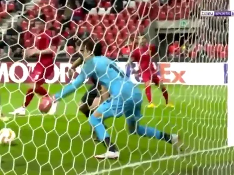 Ochoa dio un rebote corto y se la dejó al delantero del Akhisar en el área chica para el 1 a 1 parcial