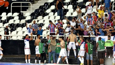 Los futbolistas del Bahía celebran la victoria.