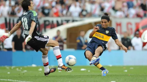 Erviti anotándole a Barovero en 2012.