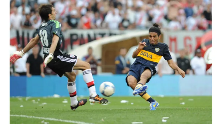 Erviti anotándole a Barovero en 2012.