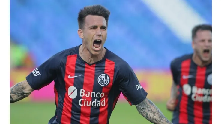 DE PENAL. Mouche celebra el 1-0 de San Lorenzo tras el tanto desde los doce pasos.