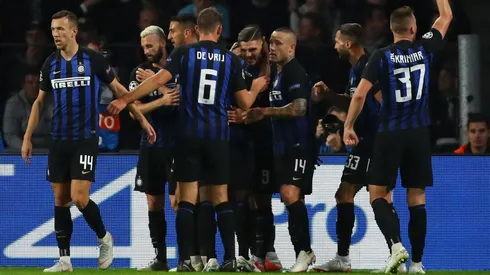 Foto de Mauro Icardi con los jugadores de Inter.