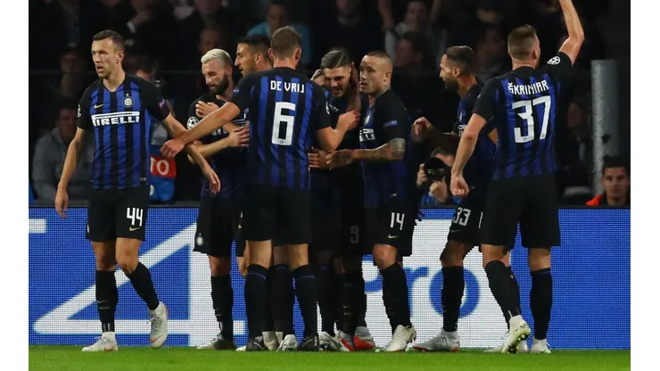 Foto de Mauro Icardi con los jugadores de Inter.