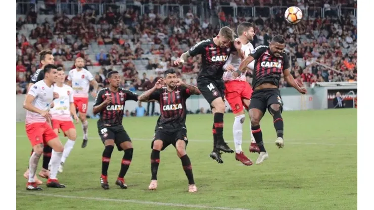 Pasó caminando: Paranaense borró a Caracas y clasificó a cuartos de final