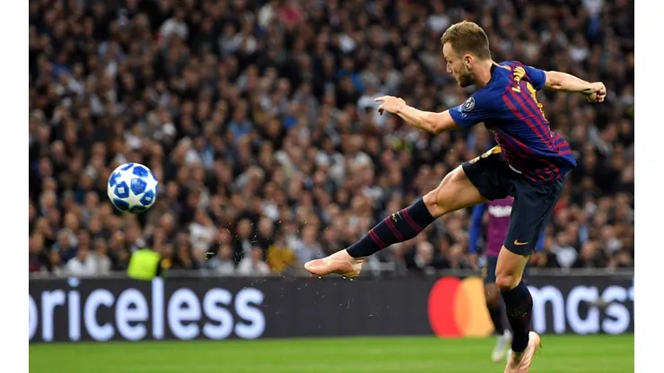 EL MOMENTO EXACTO. El balón ya salió del pie de Ivan Rakitic rumbo al arco de Lloris (Foto: Getty).