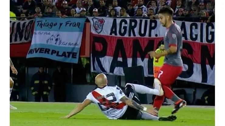 Un reconocido periodista de River dijo que la jugada de Pinola no fue penal y lo están matando en Twitter