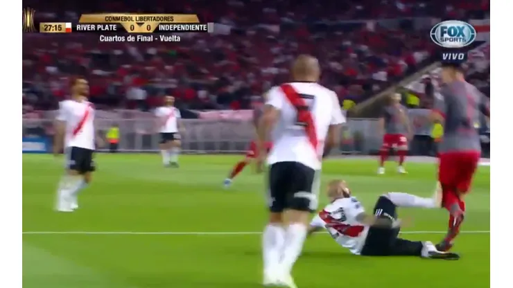 Foto del planchazo de Pinola ante Independiente.