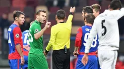 Akinfeev fue amonestado dos veces y recibió la tarjeta roja.