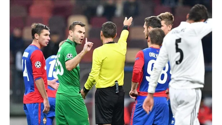 Akinfeev fue amonestado dos veces y recibió la tarjeta roja.