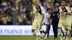 MAL. Lo fueron a consolar pero no hubo caso. (Foto: Mexsport).