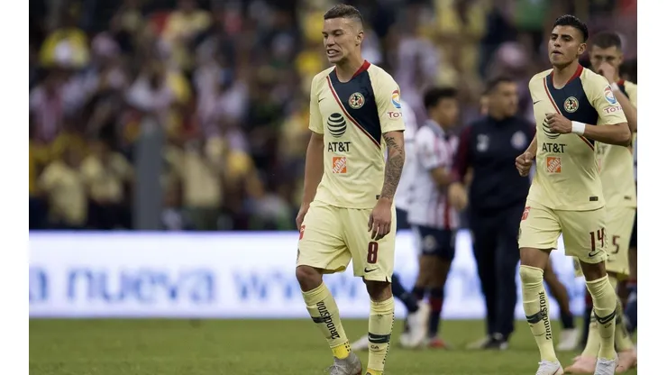 MAL. Lo fueron a consolar pero no hubo caso. (Foto: Mexsport).
