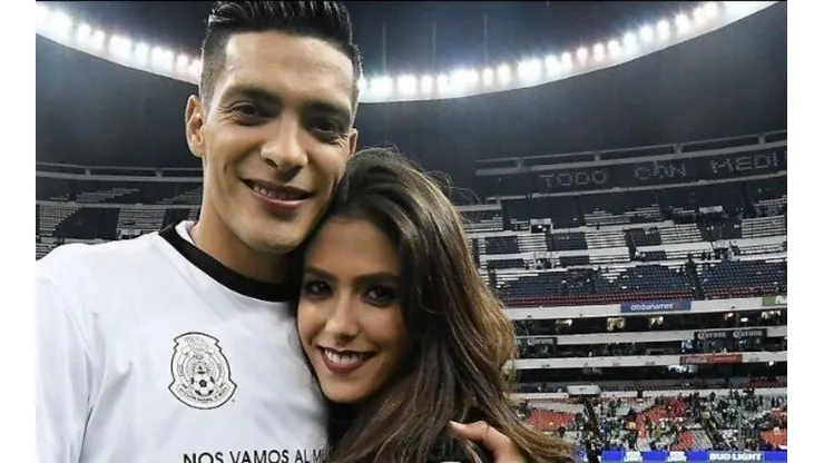 Raúl Jiménez junto a Daniela Basso.