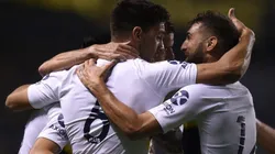 Todo Boca celebra uno de los tantos del triunfo ante Colón.