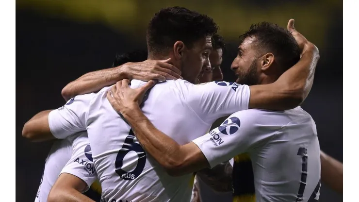 Todo Boca celebra uno de los tantos del triunfo ante Colón.