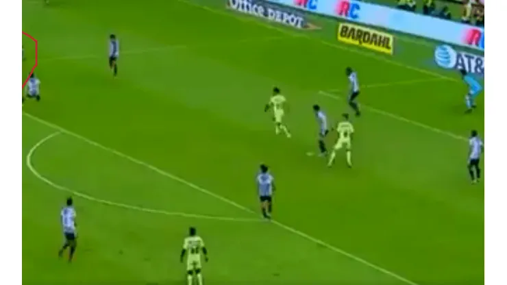 HIZO TODO. Regateó, enfocó y la clavó al lado del palo.