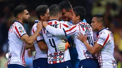 Todos abrazan al héroe Gudiño