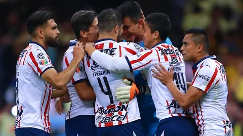 Todos abrazan al héroe Gudiño