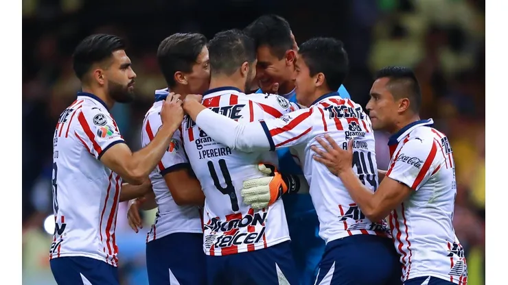 Todos abrazan al héroe Gudiño