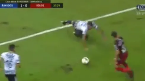 Vangioni se tiró de cabeza para recuperar la pelota.