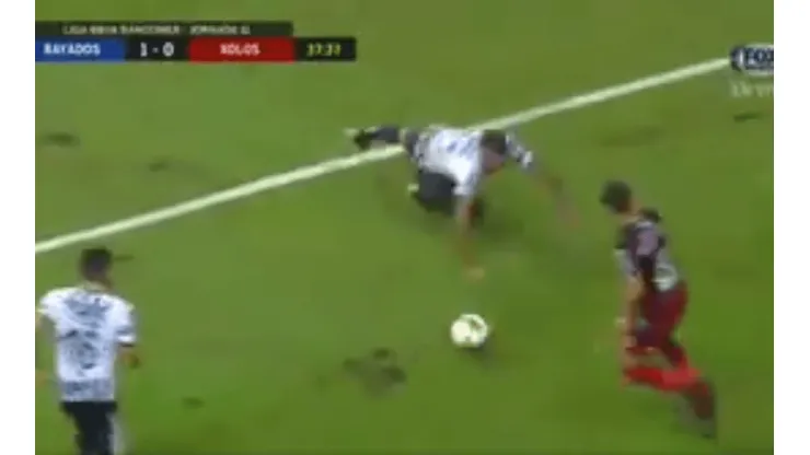 Vangioni se tiró de cabeza para recuperar la pelota.