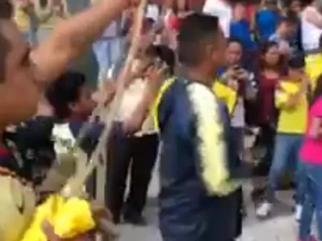 Innecesario: La afición del América salió a la calle con una chiva ahorcada