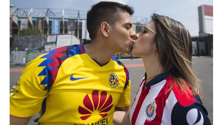 BESO. Más allá de las rivalidades, el cariño gana siempre. (Fotos: Mexsport).