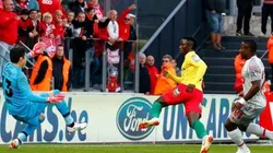 ¡Un insólito gol! Ochoa tocó la pelota 3 veces pero no pudo evitar el gol en contra del Standard