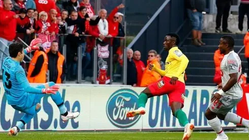 ¡Un insólito gol! Ochoa tocó la pelota 3 veces pero no pudo evitar el gol en contra del Standard