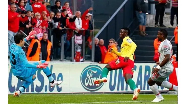 ¡Un insólito gol! Ochoa tocó la pelota 3 veces pero no pudo evitar el gol en contra del Standard