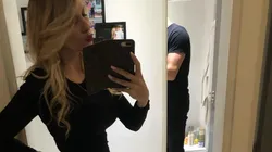 Foto de la mujer de Pitana con el árbitro atrás.