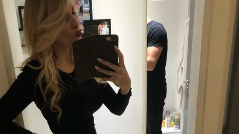 Foto de la mujer de Pitana con el árbitro atrás.