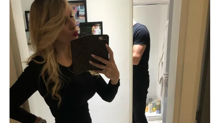 Foto de la mujer de Pitana con el árbitro atrás.