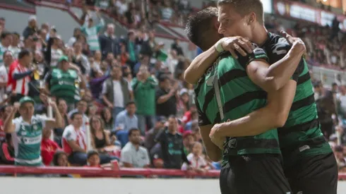 ADENTRO. Cabezazo y victoria a la bolsa. (Foto: Mexsport).