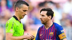 CARA A CARA. El enojo de Lionel Messi con el árbitro de Barcelona-Athletic Club (Foto: Getty).