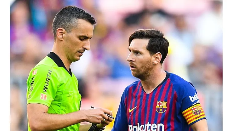 CARA A CARA. El enojo de Lionel Messi con el árbitro de Barcelona-Athletic Club (Foto: Getty).