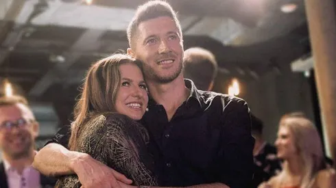 Lewandowski subió una foto con su novia y ella calentó a todos por su pose