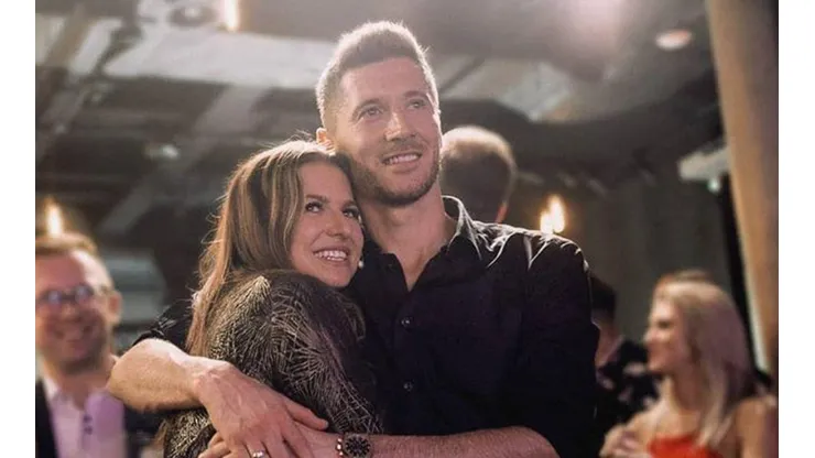 Lewandowski subió una foto con su novia y ella calentó a todos por su pose