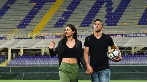 Pareja feliz en el estadio de Fiorentina.
