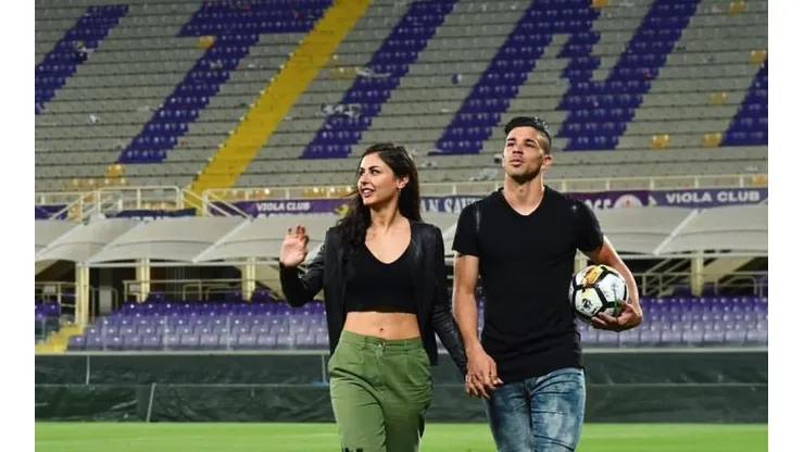 Pareja feliz en el estadio de Fiorentina.