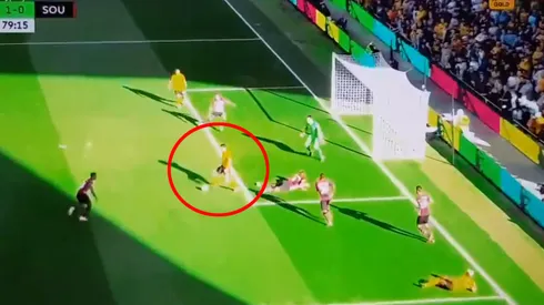 Foto de Raúl Jimenez asistiendo hoy.