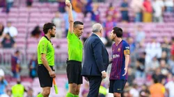 BASTA. El árbitro le muestra la amarilla a Messi para que se marche del campo de juego.