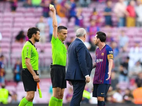 Se habían ido todos del campo y Messi seguía a pura discusión con el árbitro