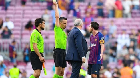 BASTA. El árbitro le muestra la amarilla a Messi para que se marche del campo de juego.