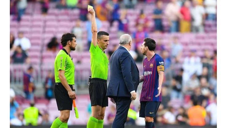 BASTA. El árbitro le muestra la amarilla a Messi para que se marche del campo de juego.