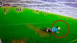 Ibáñez tuvo mala fortuna y la pelota rebotó en su espalda.