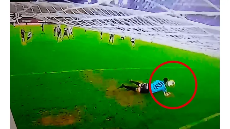 Ibáñez tuvo mala fortuna y la pelota rebotó en su espalda.