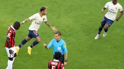 Zona Neymar: desde la medialuna y la clavó el balón bien lejos del arquero