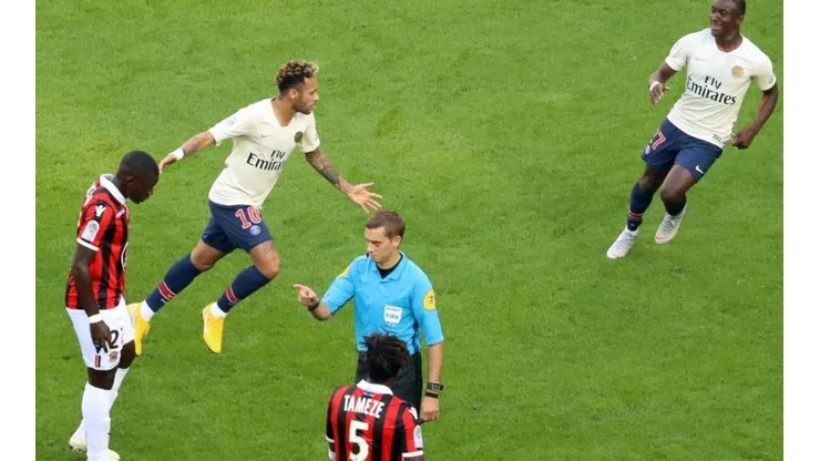 Zona Neymar: desde la medialuna y la clavó el balón bien lejos del arquero