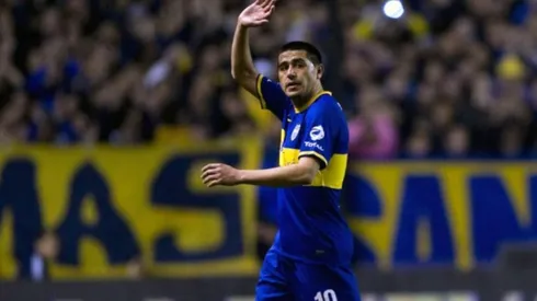 Juan Román Riquelme saluda a la hinchada de Boca.
