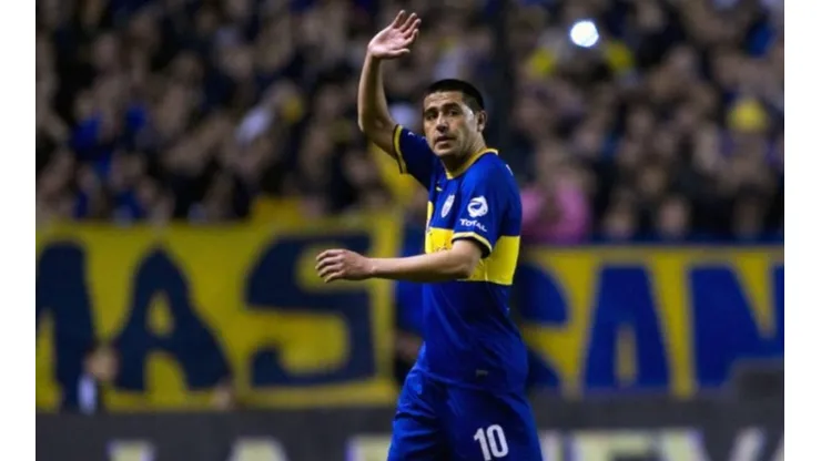Juan Román Riquelme saluda a la hinchada de Boca.